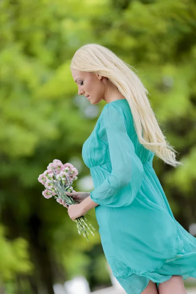 年轻的金发女人用鲜花 — 图库照片