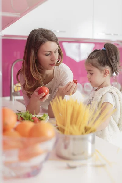 Mãe e filha na cozinha — Fotografia de Stock