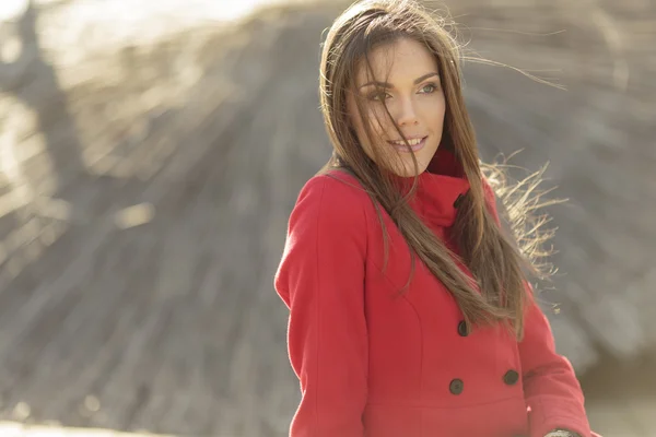 Mujer joven bonita con abrigo rojo — Foto de Stock