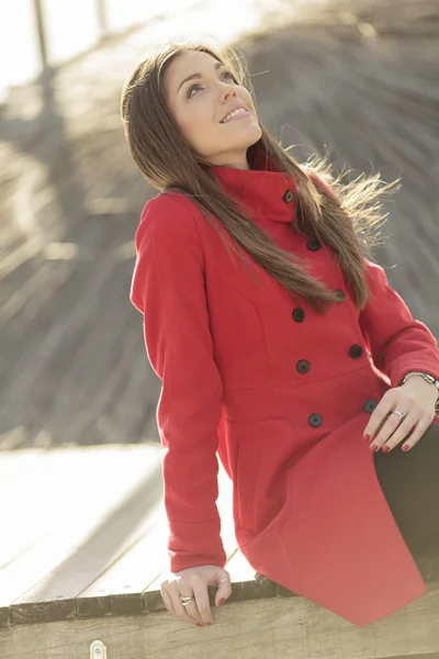 Hübsche junge Frau im roten Mantel — Stockfoto