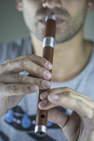 Деревянный флейтист — стоковое фото