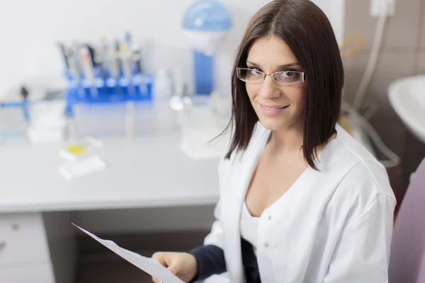 Ung kvinna i det medicinska laboratoriet — Stockfoto