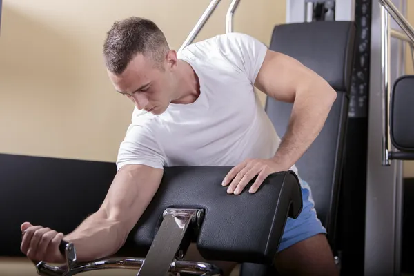 Ung man utbildning i gymmet — Stockfoto