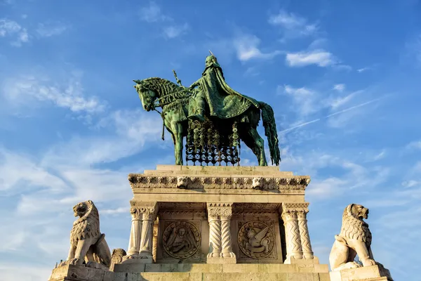 Estatua de Esteban I de Hungría en el Bastionl de los Pescadores, Budapest — Foto de Stock