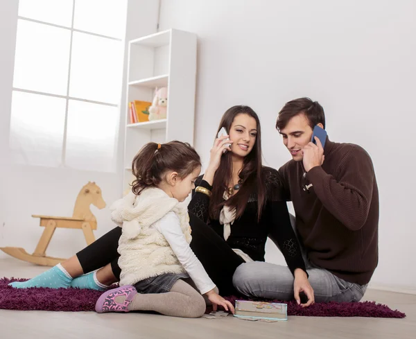 Famiglia in camera — Foto Stock