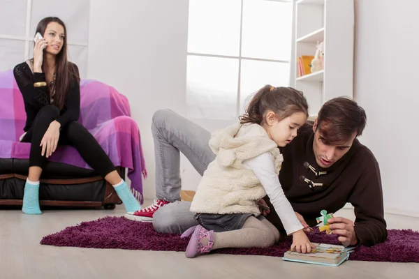 Familie im Zimmer — Stockfoto