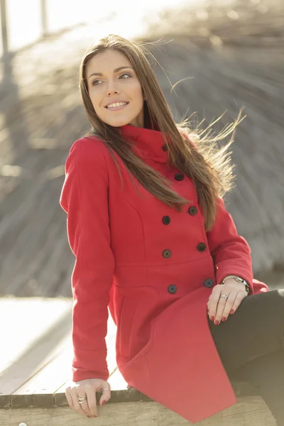 Destul de tânără femeie în haină roșie — Fotografie, imagine de stoc