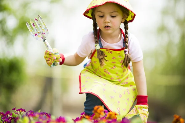 Klein meisje in de tuin — Stockfoto