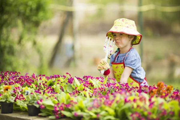 花园里的小女孩 — 图库照片