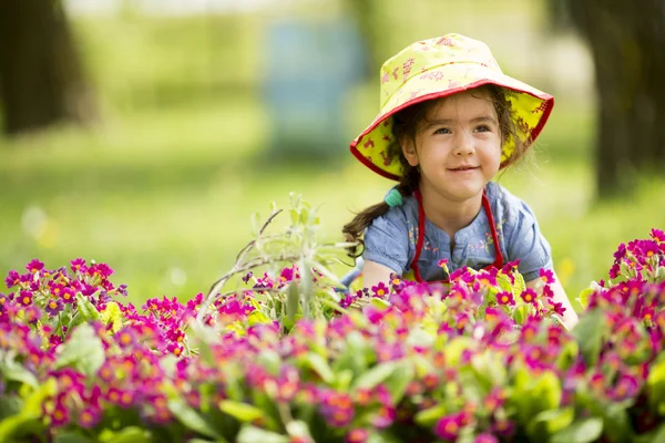 정원에 있는 어린 소녀 — 스톡 사진