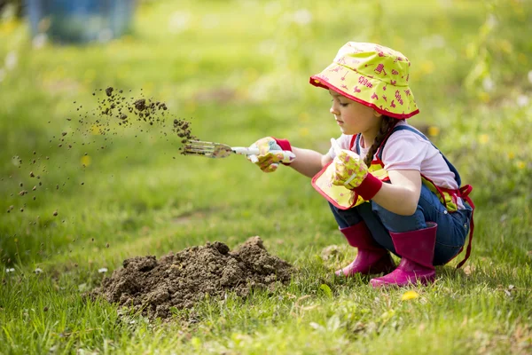 Bambina in giardino — Foto Stock