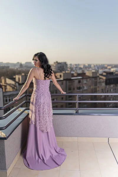 Young woman on the roof — Stock Photo, Image