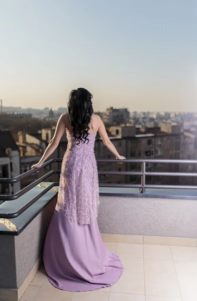 Young woman on the roof — Stock Photo, Image