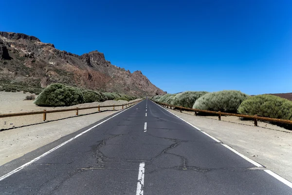 Bekijken van de weg in nationaal park teide, Spanje — Stockfoto