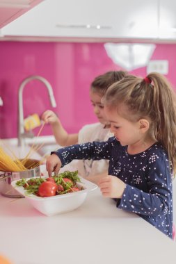 küçük kızlar mutfakta
