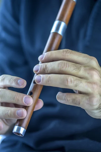 Деревянный флейтист — стоковое фото