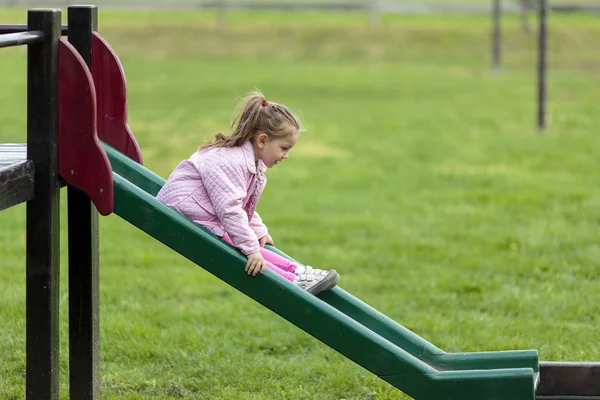 Parkta oynayan tatlı küçük kız. — Stok fotoğraf
