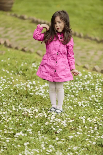 Kleines Mädchen auf dem Frühlingsfeld — Stockfoto