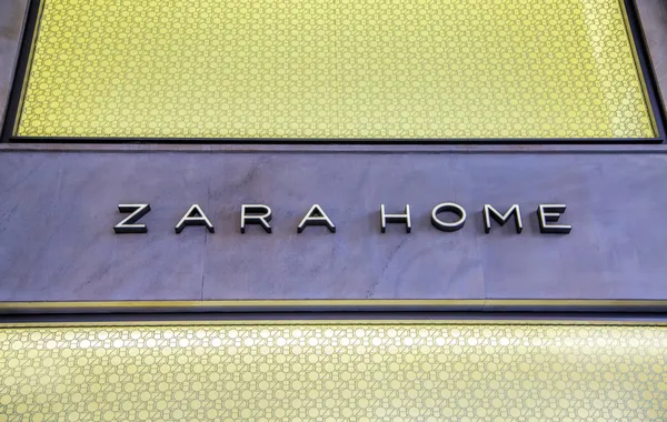 Магазин Zara Home в Милане, Италия — стоковое фото