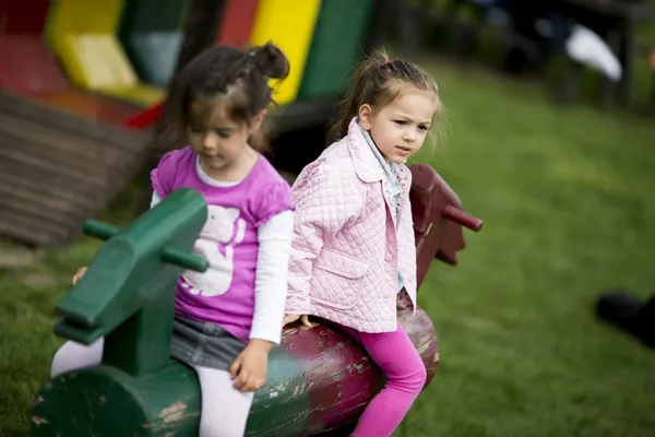 Bambine al parco giochi — Foto Stock