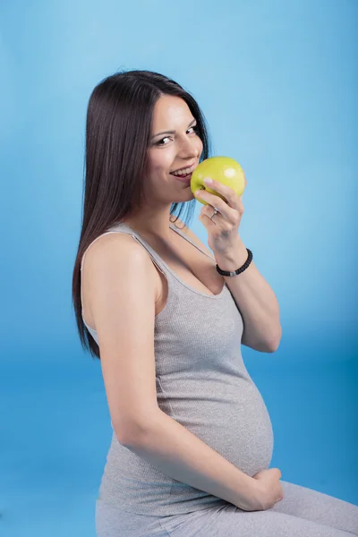 Donna incinta con mela — Foto Stock