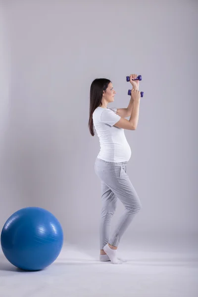 Mulher grávida fazendo exercícios — Fotografia de Stock