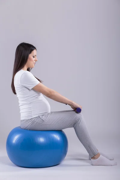 Donna incinta che fa esercizio fisico — Foto Stock