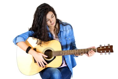 Gitar çalan genç kadın
