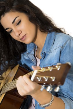 Gitarlı genç kadın.