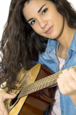 Gitar çalan genç kadın