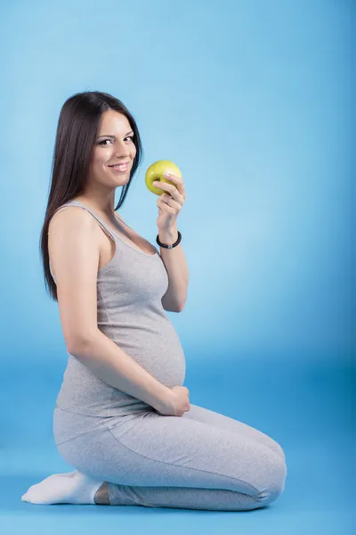 Donna incinta con mela — Foto Stock