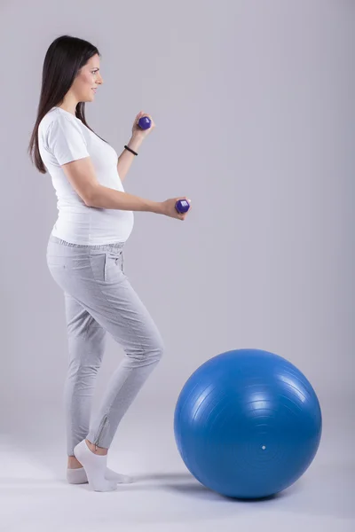 Donna incinta che fa esercizio fisico — Foto Stock