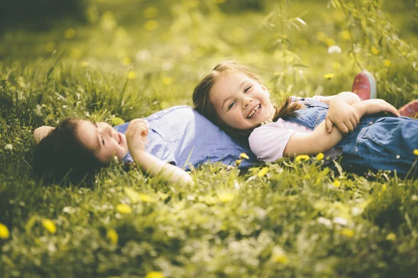 Mädchen haben Spaß — Stockfoto