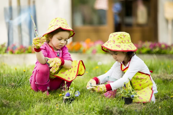 Meninas no jardim — Fotografia de Stock