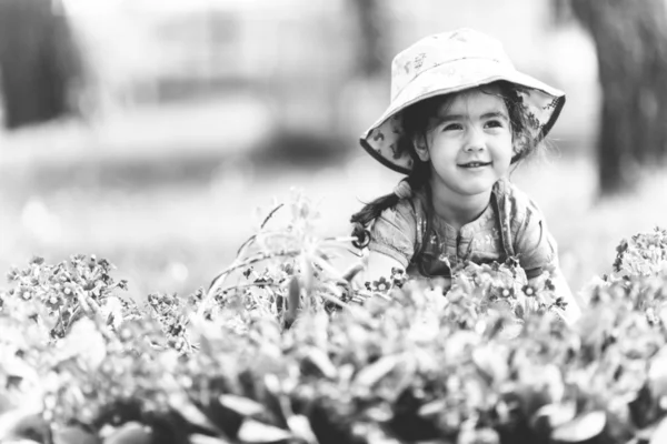 Bambina in giardino — Foto Stock