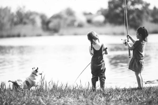 Zwei kleine Mädchen beim Angeln — Stockfoto