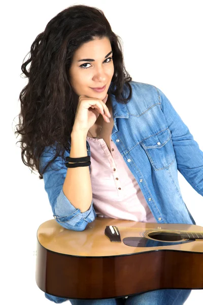 Jovem mulher tocando guitarra — Fotografia de Stock