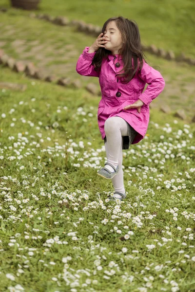 Liten flicka på fältet våren — Stockfoto