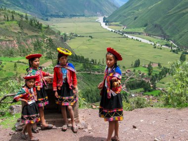 Çocuklar, mirador taray pisac Peru yakınlarında