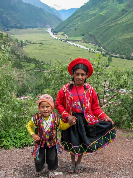 Crianças no Mirador Taray perto de Pisac no Peru — Fotografia de Stock