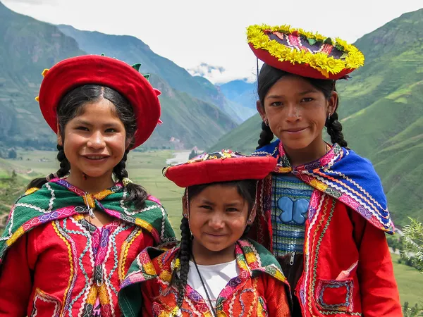 Děti v mirador Taray podává poblíž pisac v peru — Stock fotografie