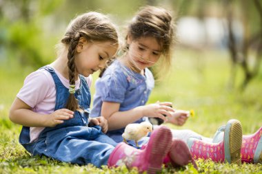 tavuk ile iki küçük kız