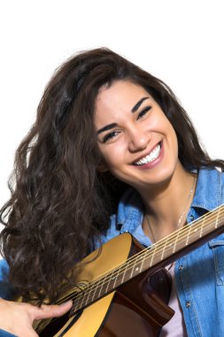 Gitar çalan genç kadın