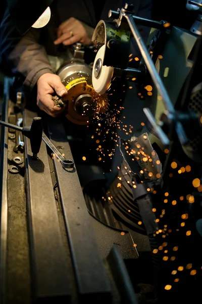 Metalen slijpen — Stockfoto