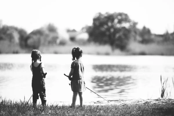 Duas meninas pesca — Fotografia de Stock