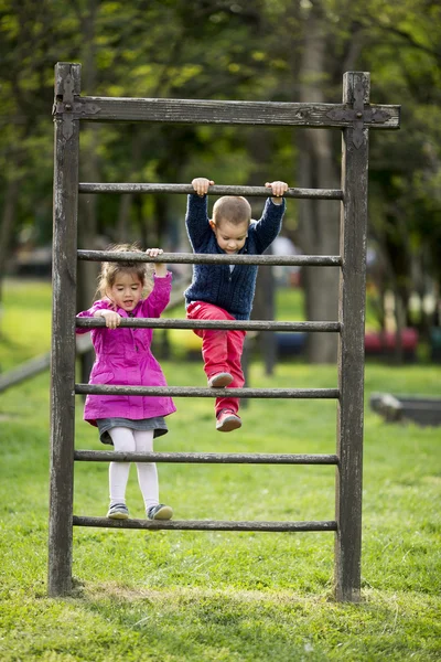 Bambini che giocano al parco giochi — Foto Stock