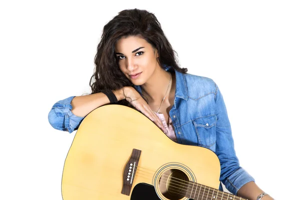 Ung kvinna med gitarr — Stockfoto