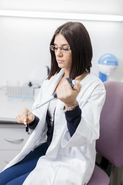 Ung kvinna i det medicinska laboratoriet — Stockfoto