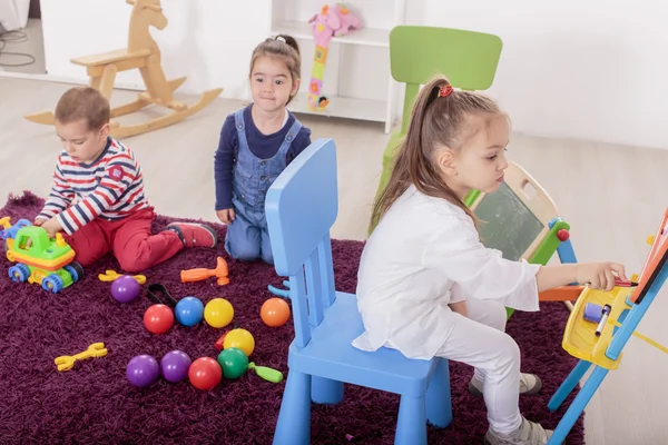 Niños jugando en la habitación — Foto de Stock