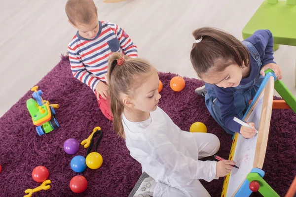 Niños jugando en la habitación — Foto de Stock